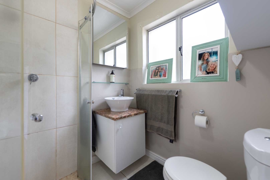1 Bedroom Property for Sale in Vredehoek Western Cape